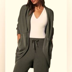 Spanx Airesstentials Cacoon Cardian Top Sz M NEW!